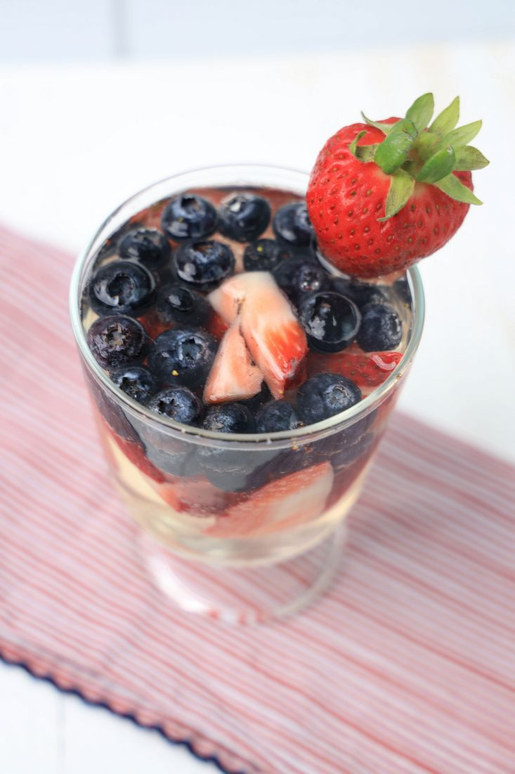 Prosecco Berry Sparkling Party Drink - This Ole Mom